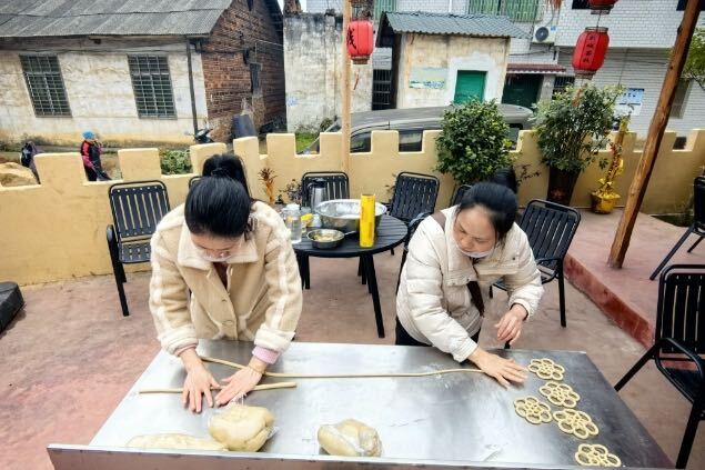 新春走基层  传统小吃贺新春 套花咬“春”年年好