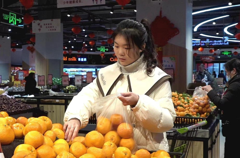 新春走基层 | 张灯结彩过新年 超市年货市场红火
