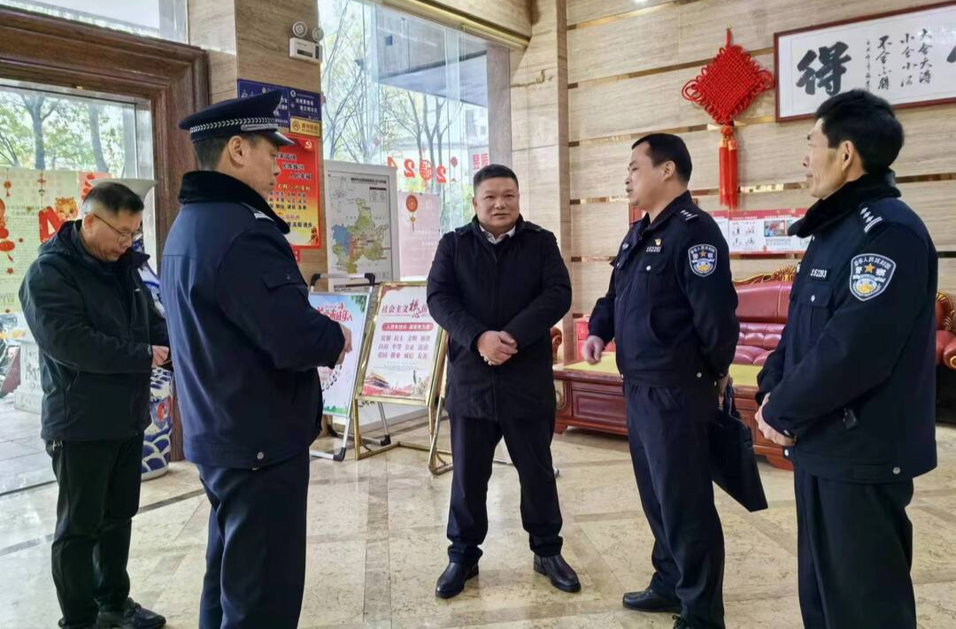 县领导调研春运道路交通安全及九小场所消防安全工作