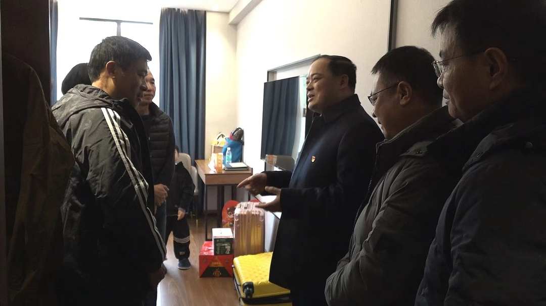 李志强看望慰问转移安置群众  | 做好服务保障 让群众过个温暖祥和的春节