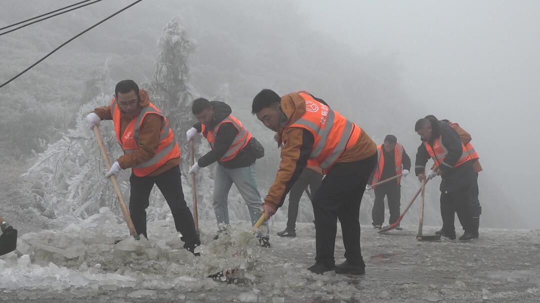 应对低温雨雪天气|县公路建设养护中心：除冰保畅 护航群众安全