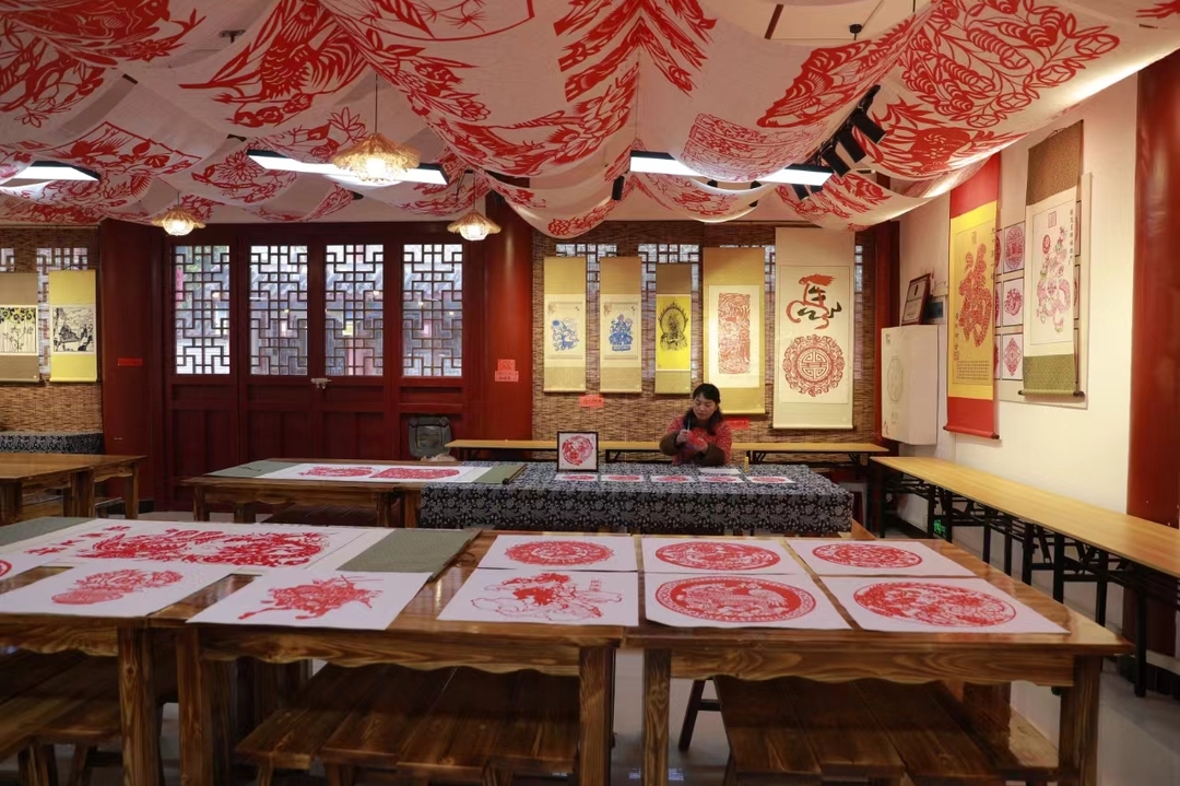 新春走基层 | 非遗剪纸剪出“龙腾盛世”