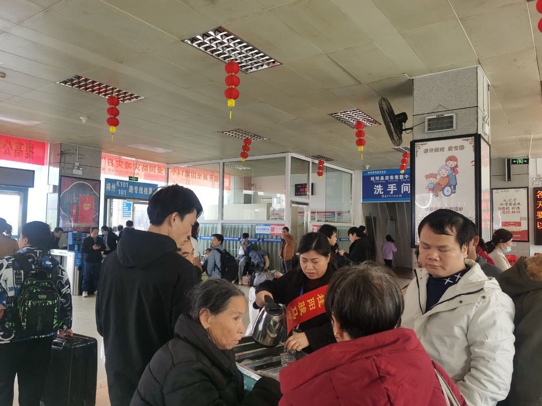 郴汽集团桂阳分公司：提升服务品质  让滞留旅客安心候车