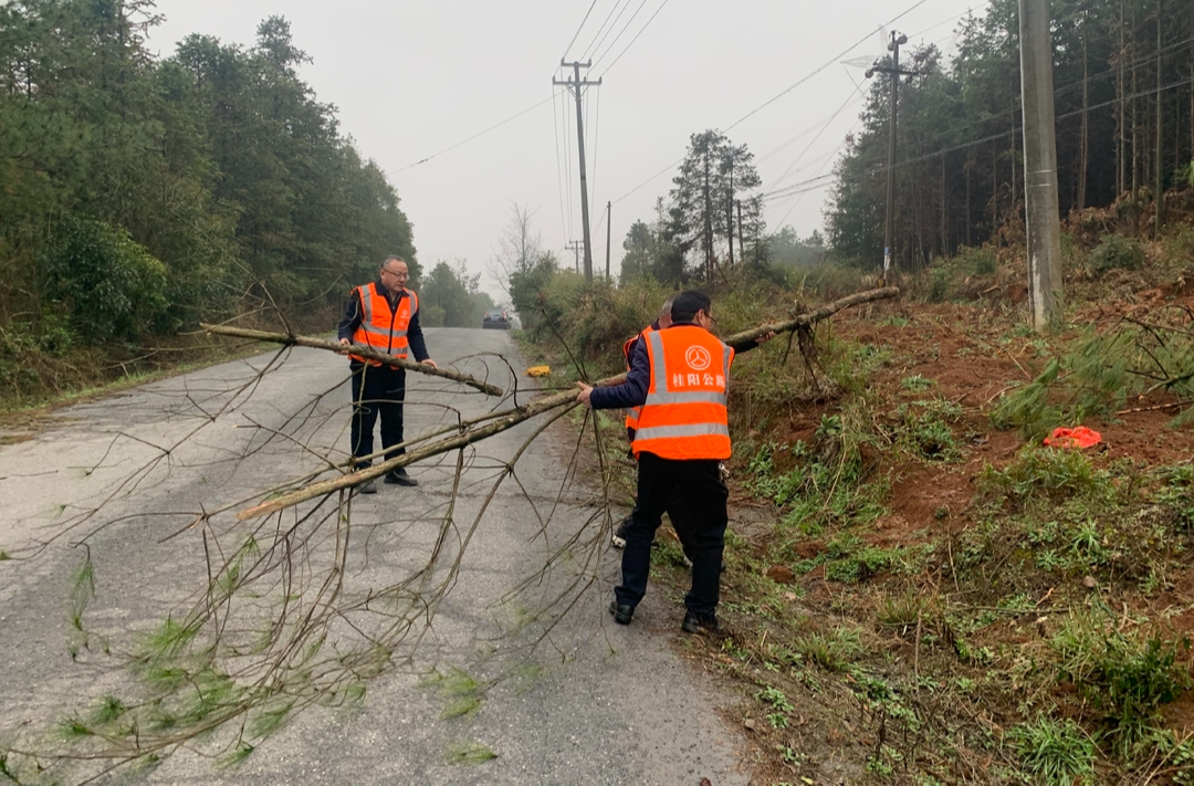 应对低温雨雪天气  | 县公路建设养护中心：积极应对寒潮天气 清除路障保畅通