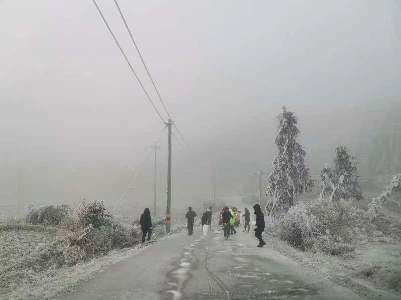 白水瑶族乡: 铲冰除雪保畅  我们在行动