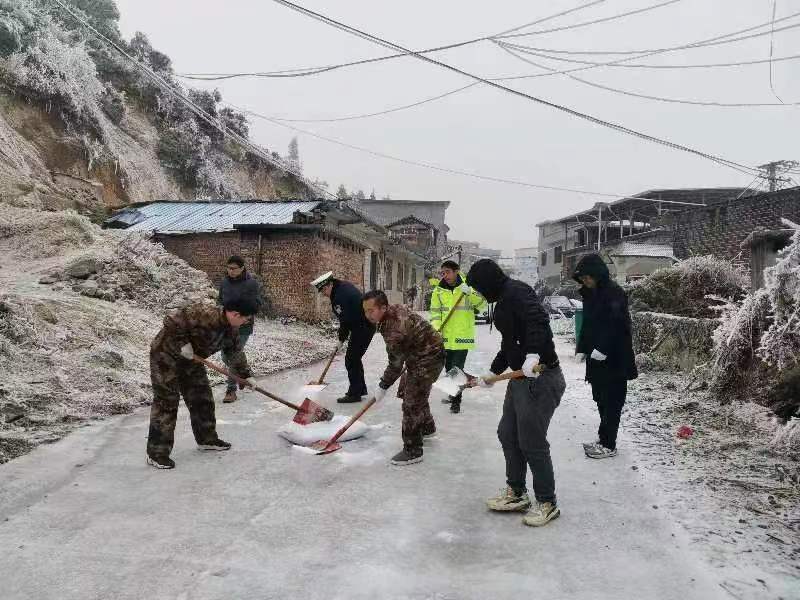 应对低温雨雪天气 | 高海拔山区道路凝冻结冰  破冰除隐患保安全
