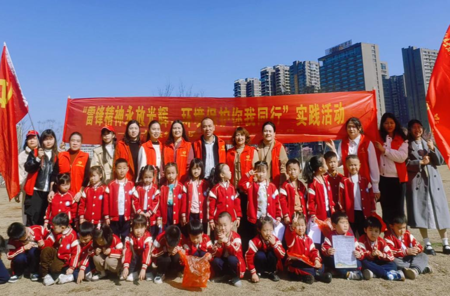 士杰幼儿园：学雷锋践行动 清捡垃圾树新风