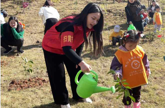桂阳文化园开展“植树造林添新绿 护苗育才守未来”义务植树活动