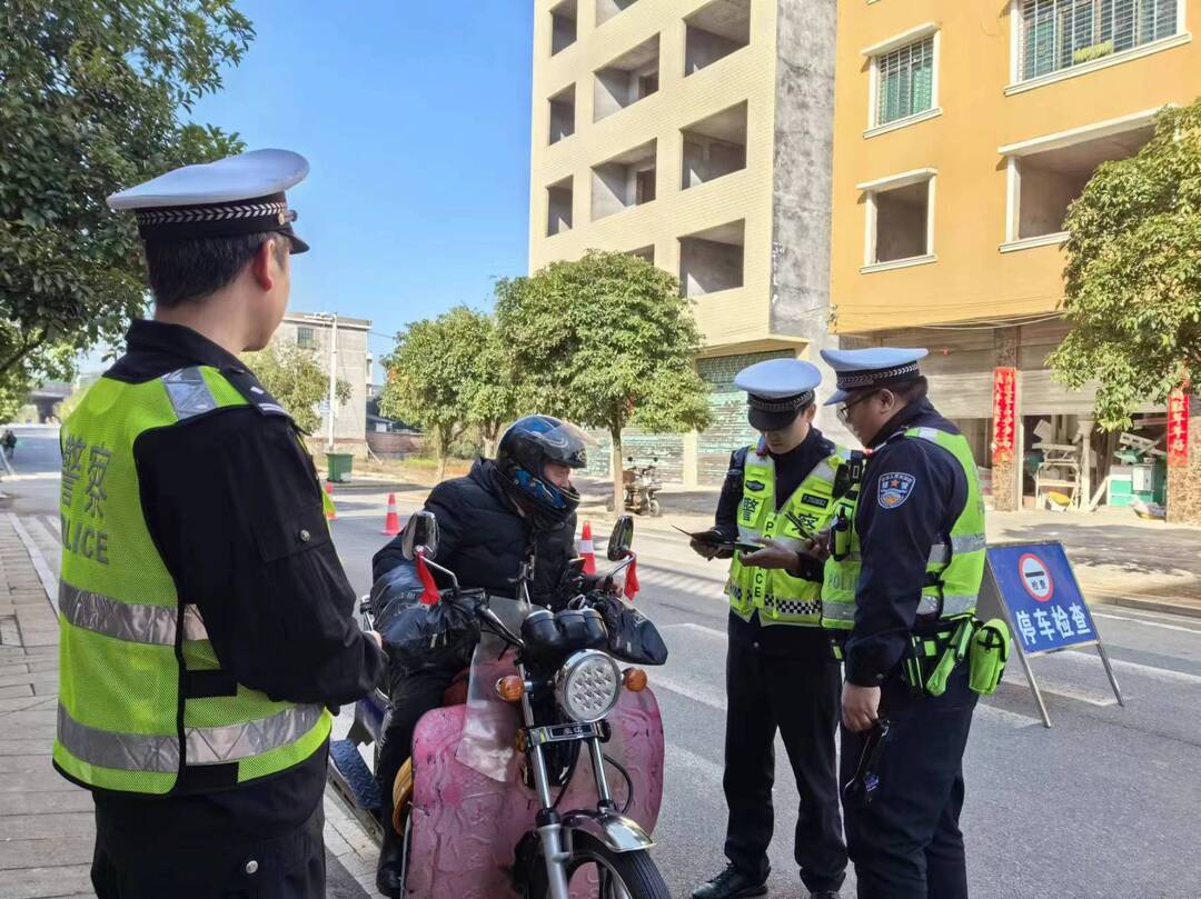 全市道路交通安全整治年第一次联合执法行动在我县开展