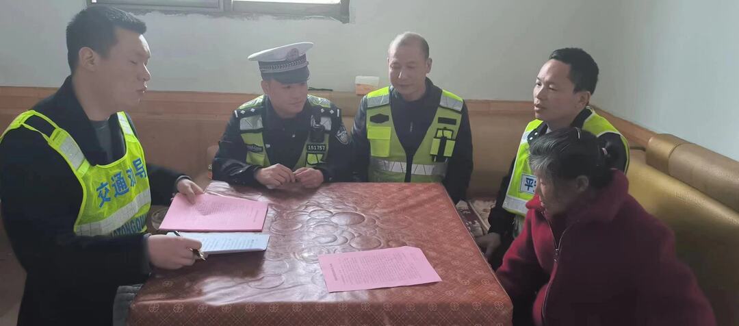 敖泉镇交通宣传小分队走村入户讲安全