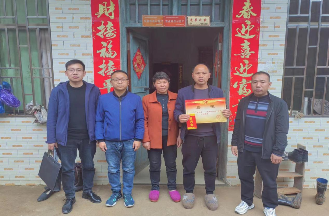 樟市镇：喜报送上门 情暖军属心