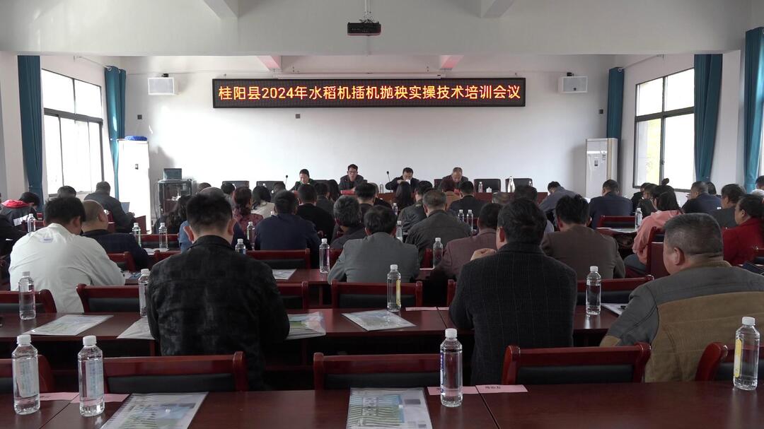 我县开展水稻机插机抛秧实操技术培训
