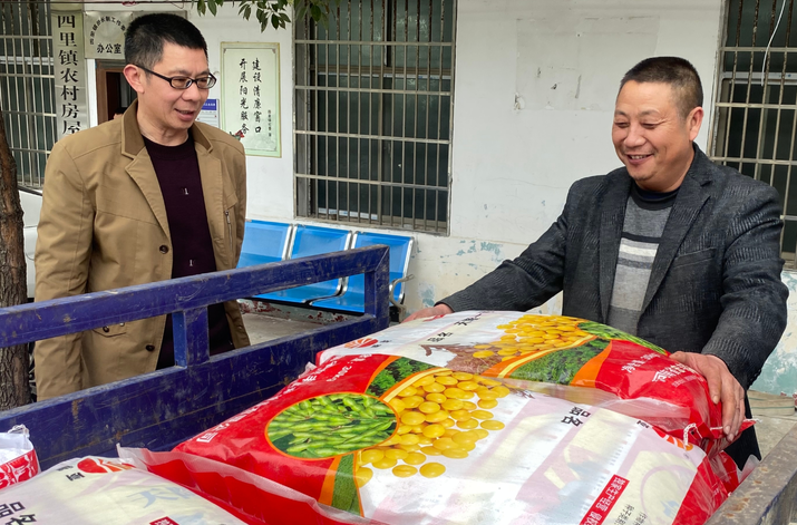 四里镇:春耕时节送福利 助力农户种植忙