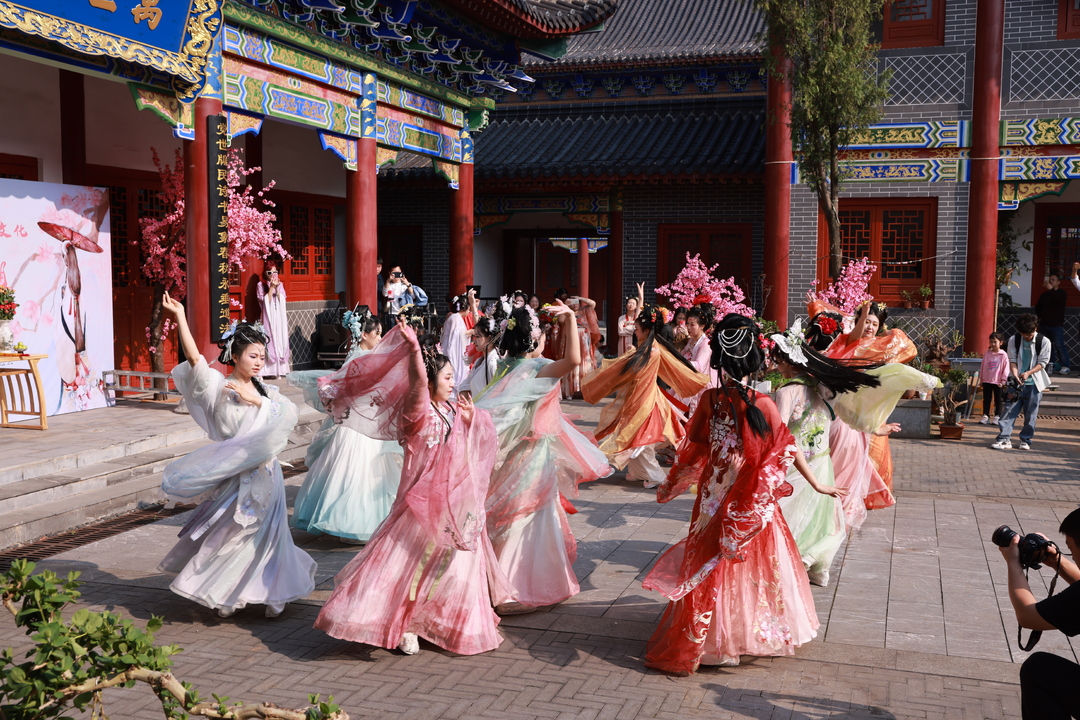 百花献瑞春不负 “十二花神”贺花朝