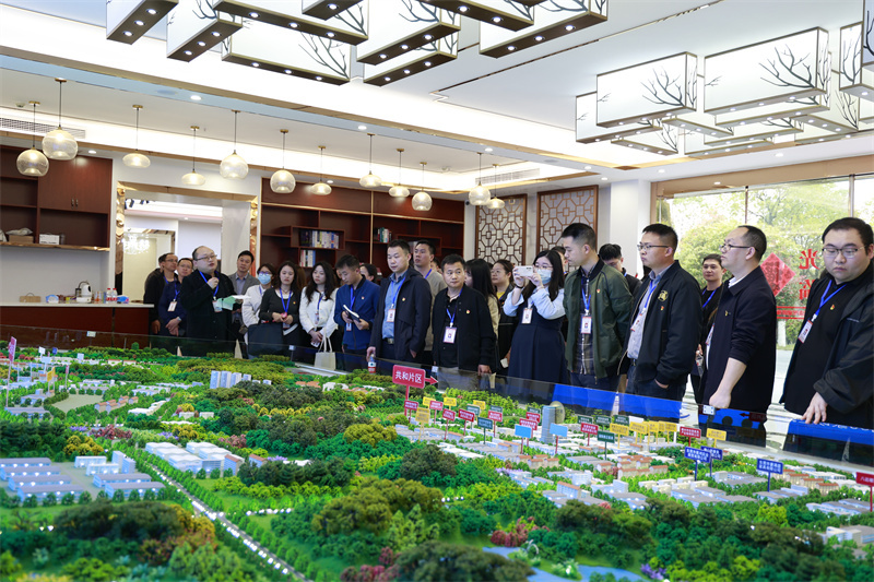 县委党校开展“沉浸式”调研新质生产力发展实践教学活动