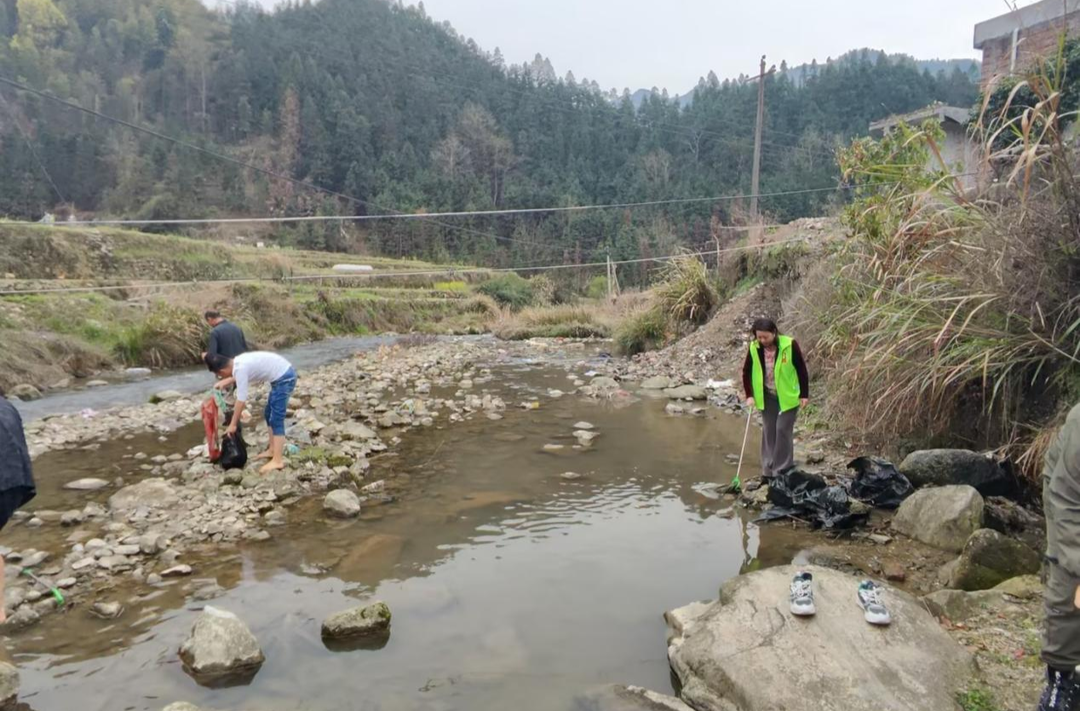 白水瑶族乡开展河道保洁行动