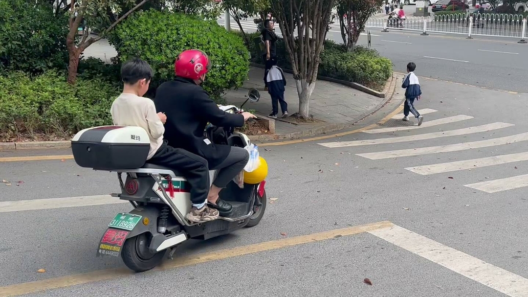 实施“八大行动” | 县整治办对城区校园周边“戴帽工程”落实情况进行暗访