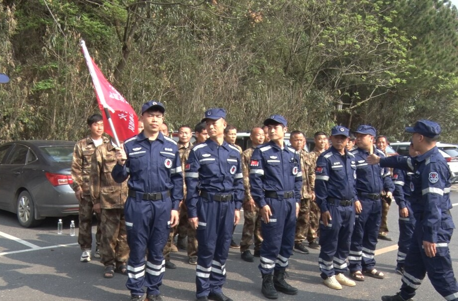 县霹雳火志愿者公益应急救援队开展水上救援应急演练