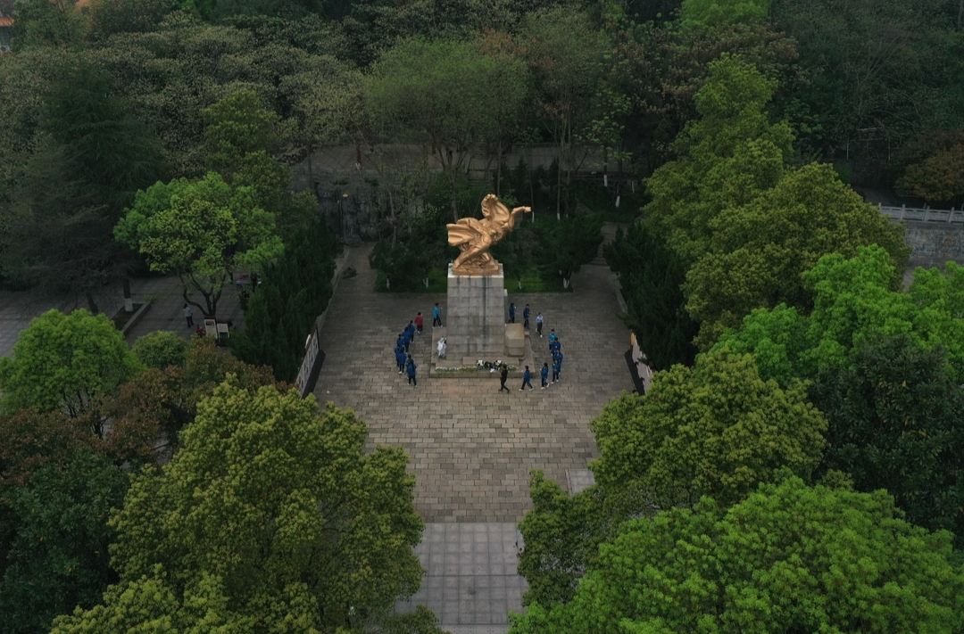 “只要我们记得，他们就永远活着”——  绘笔画出“欧阳海” “时空信箱”寄思念