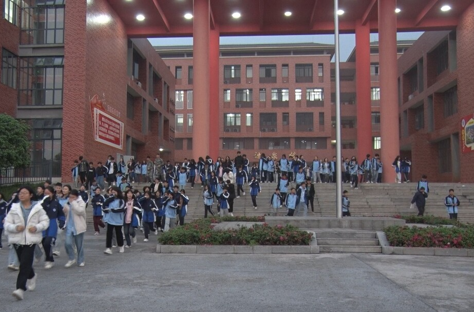 甘甜中学开展消防应急和防震减灾应急疏散演练