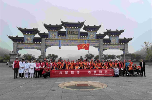 桂阳县康乃馨养护中心组织长者们踏春出游