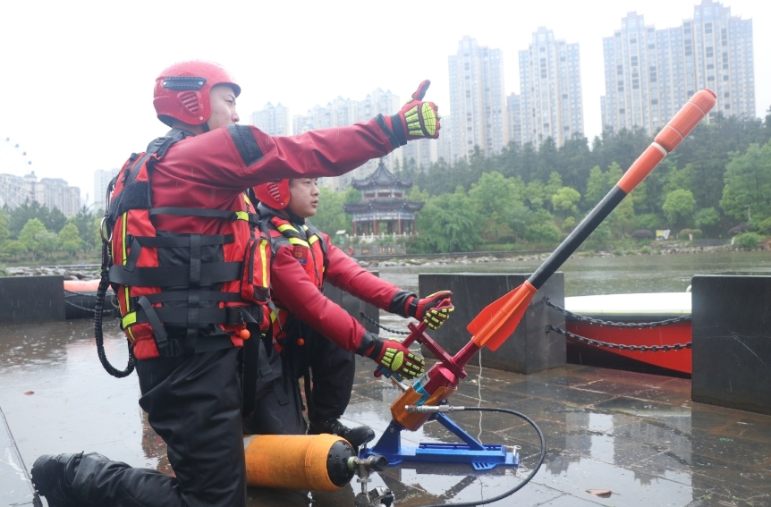 深入推进“六大新行动” 全面实施“八大行动”丨消防水域救援+城市排涝防汛演练 以练促防保安全