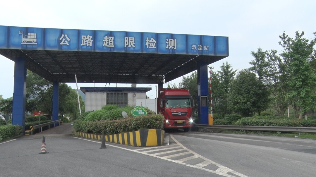 我县查处货车超限超载交通违法行为