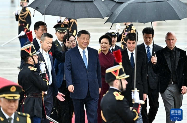 习近平抵达巴黎开始对法国进行国事访问