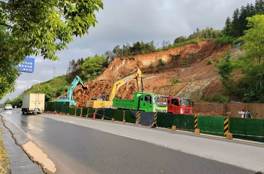强降雨致道路边坡塌方 公路部门连夜抢险疏通