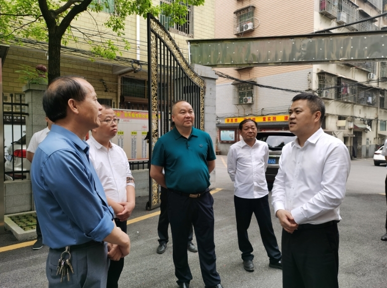 深入推进“六大新行动” 全面实施“八大行动” 丨巫初华调研基层党建和减负工作