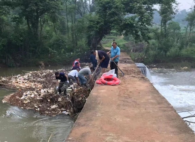 四里镇：河道清理再推进 水清岸美焕新颜