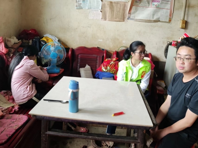 县社工站开展走访关爱困境（留守）儿童活动