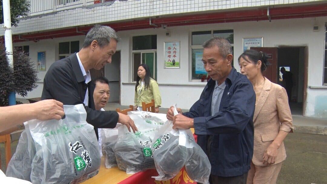 县好人协会、县残联到浩塘敬老院送爱心