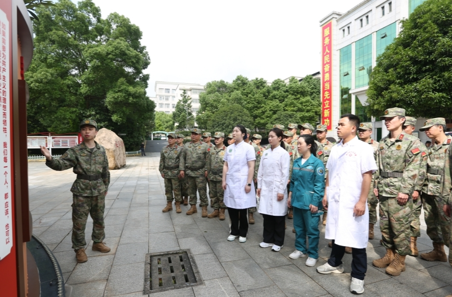 庆祝“5·12护士节”：“白衣天使”进军营送健康