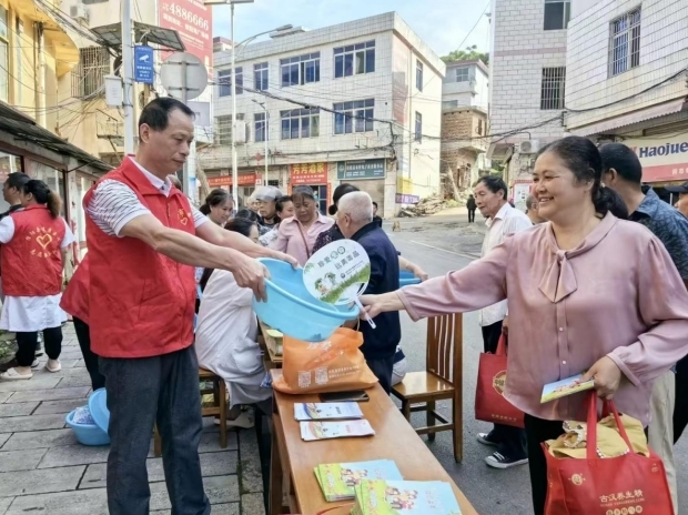 桥市乡开展法治宣传集中服务活动