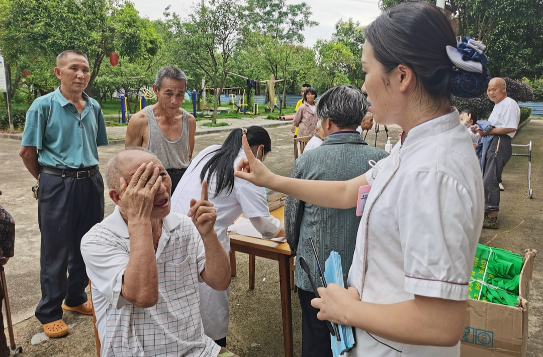 县中医医院开展“珍爱生命 远离烟草”宣传义诊活动