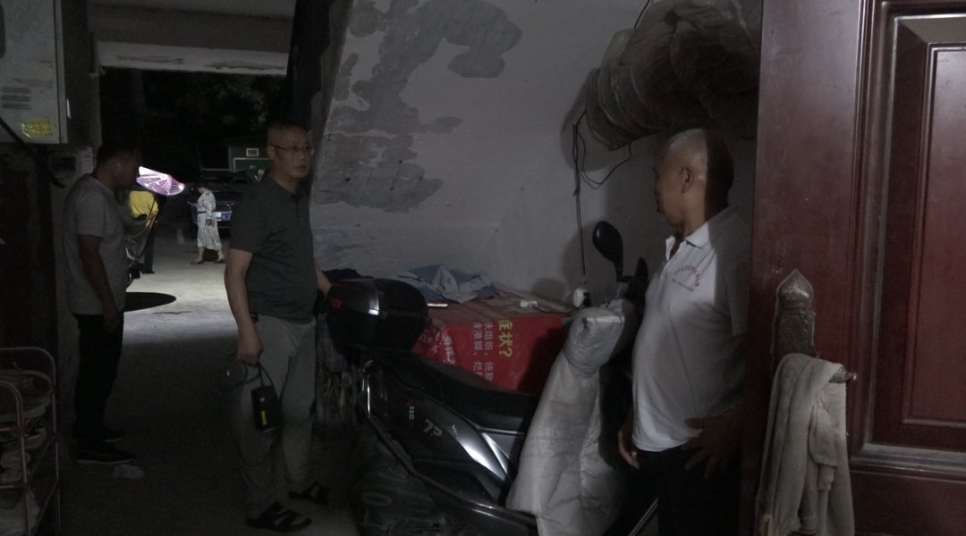 深入推进“六大新行动” 全面实施“八大行动”丨我县开展保障性住房电动车飞线充电夜查整治行动