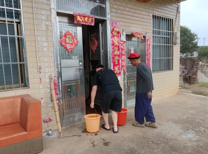 和平镇：干部化身“送水员”，进村入户为群众“解解渴”