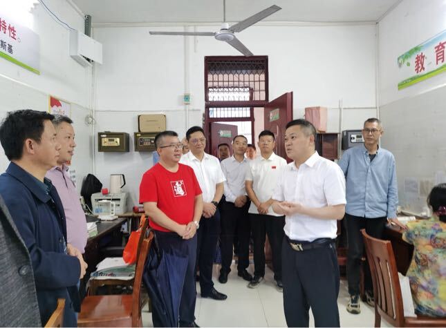 巫初华调研高考学考准备工作