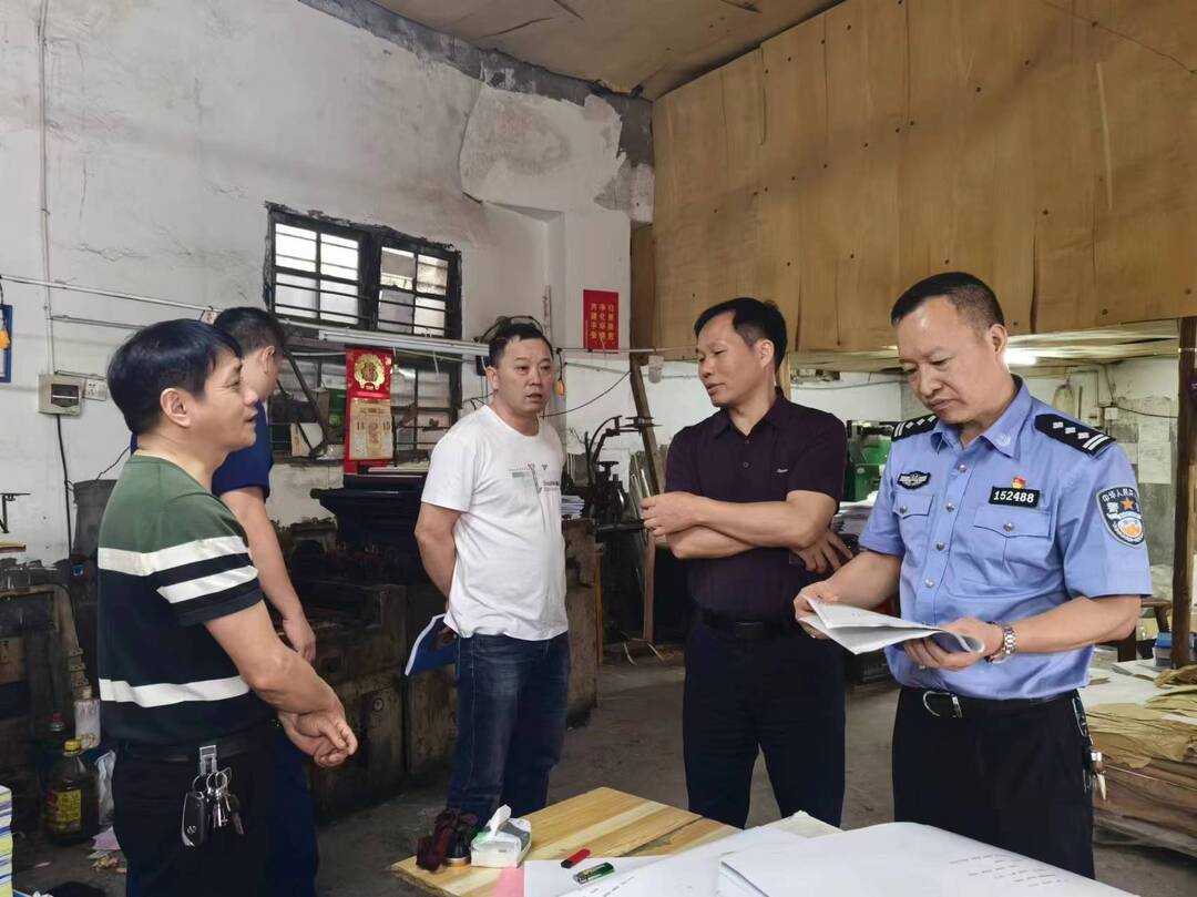 我县多部门联合开展扫黄打非专项整治行动