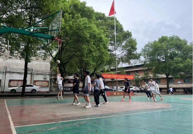 桂阳二中举行释压篮球赛