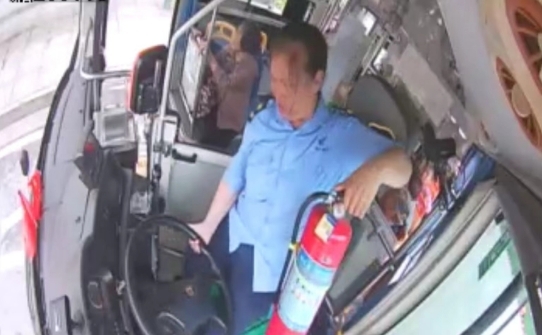 好人之城丨路遇三轮车自燃 公交车女司机秒变“救火勇士”