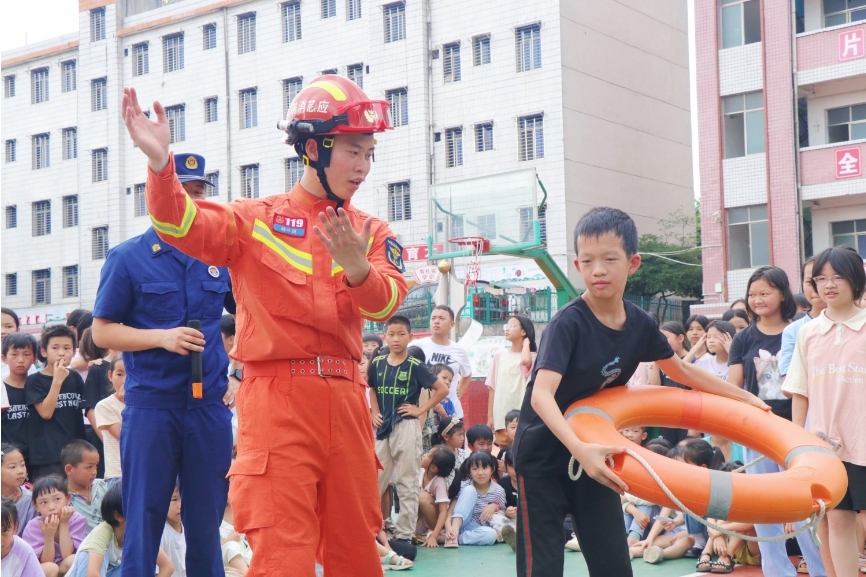 深入推进“六大新行动” 全面实施“八大行动”丨防溺水教育“实景课堂”进乡镇学校   筑牢生命安全防线