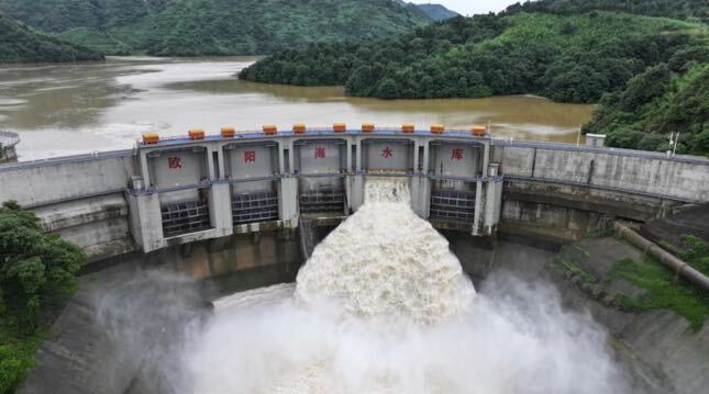桂阳：降雨致水位上涨 多座水库开闸泄洪