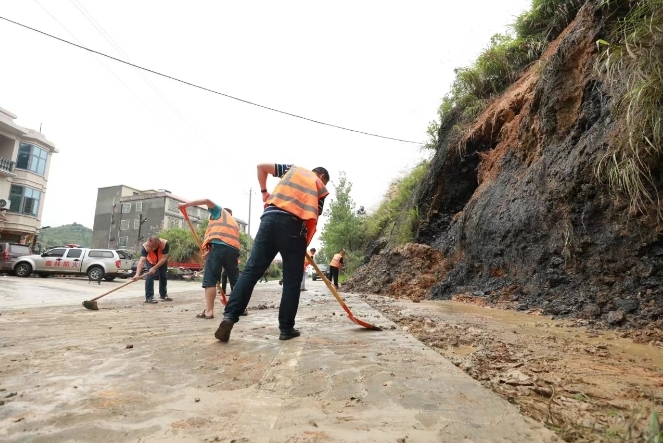 县公路建设养护中心：降雨导致道路塌方 公路部门紧急清理保畅通