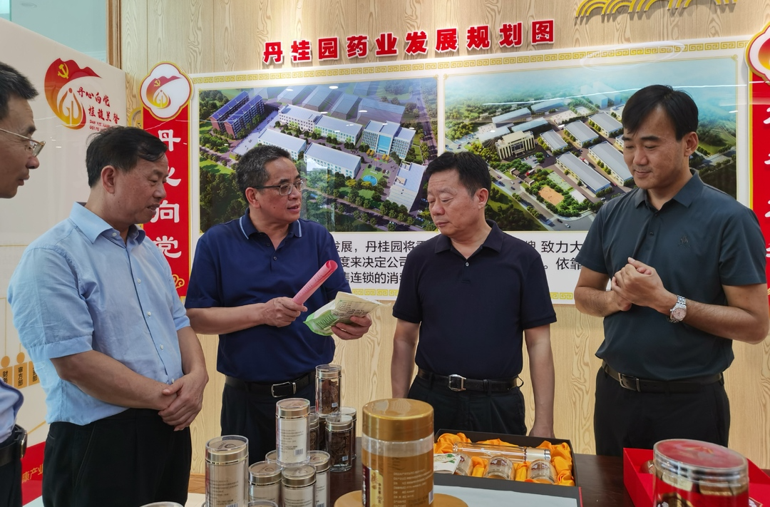 省政协副主席何寄华一行来我县调研