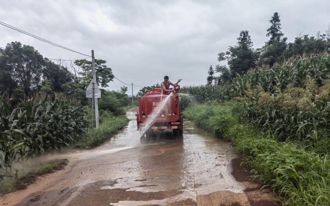 和平镇：清理雨后淤泥，恢复道路“本色”