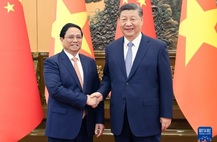 习近平会见越南总理范明政