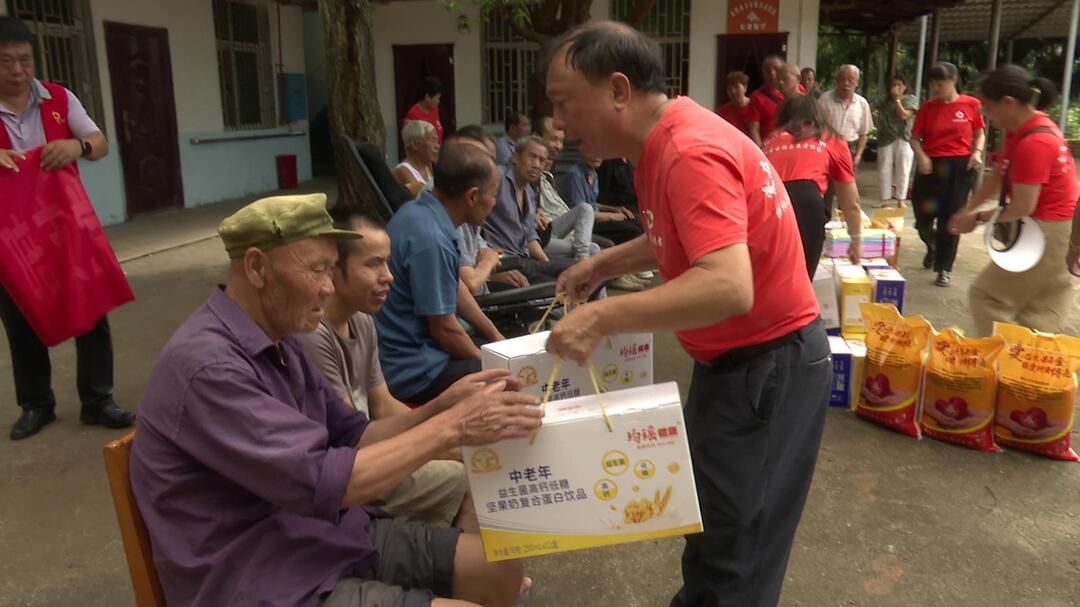 县古郡志愿者协会关爱敬老院老人