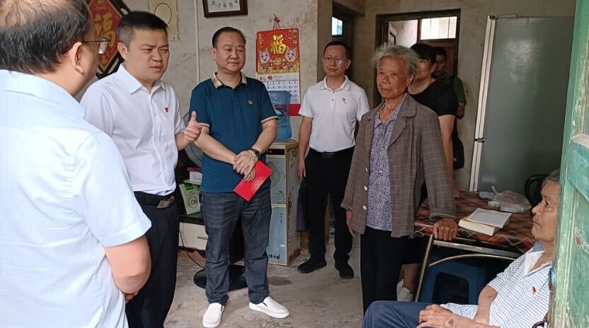 巫初华开展“七一”走访慰问困难党员活动